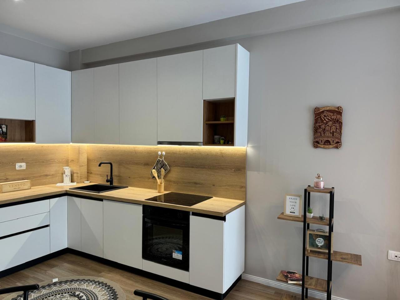 Olivia House Apartament Yzberishti